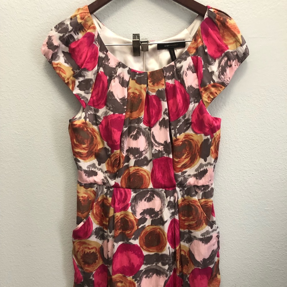 MaxAzria size 10 floral dress with pockets.